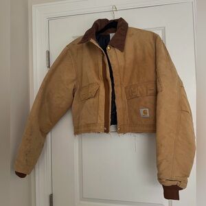 Vintage Carhartt coverall jacket. Very crop fit and feels like a medium.